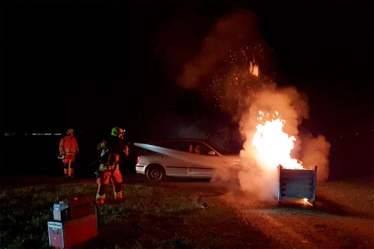 Die Strassenrettungsgruppe übt eine Rettungsaktion erschwert durch einen Brand.