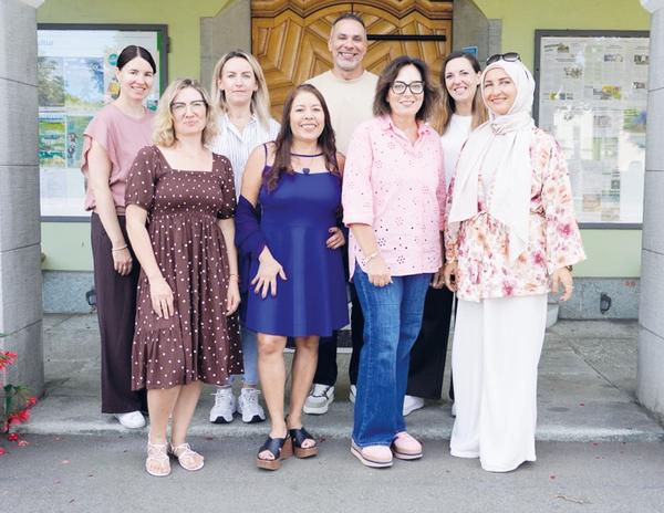 Die KulturcoaCHes: Manuela Tschanz, Aferdita Kroni, Badr El Akrami, Petra Stoios (hinten v.l.) sowie Monika Malka, Sandra Sager, Tiziana Venezia und Funda Kural (vorne v.l.)