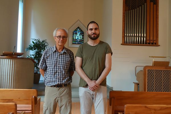 Referent Matthias Hubacher (links) wird die Geschichte der Reformierten Kirche Hergiswil beleuchten, dabei wird er von Martin Garcia (rechts), wissenschaftlicher Mitarbeiter der Denkmalpflege Nidwalden, begleitet.