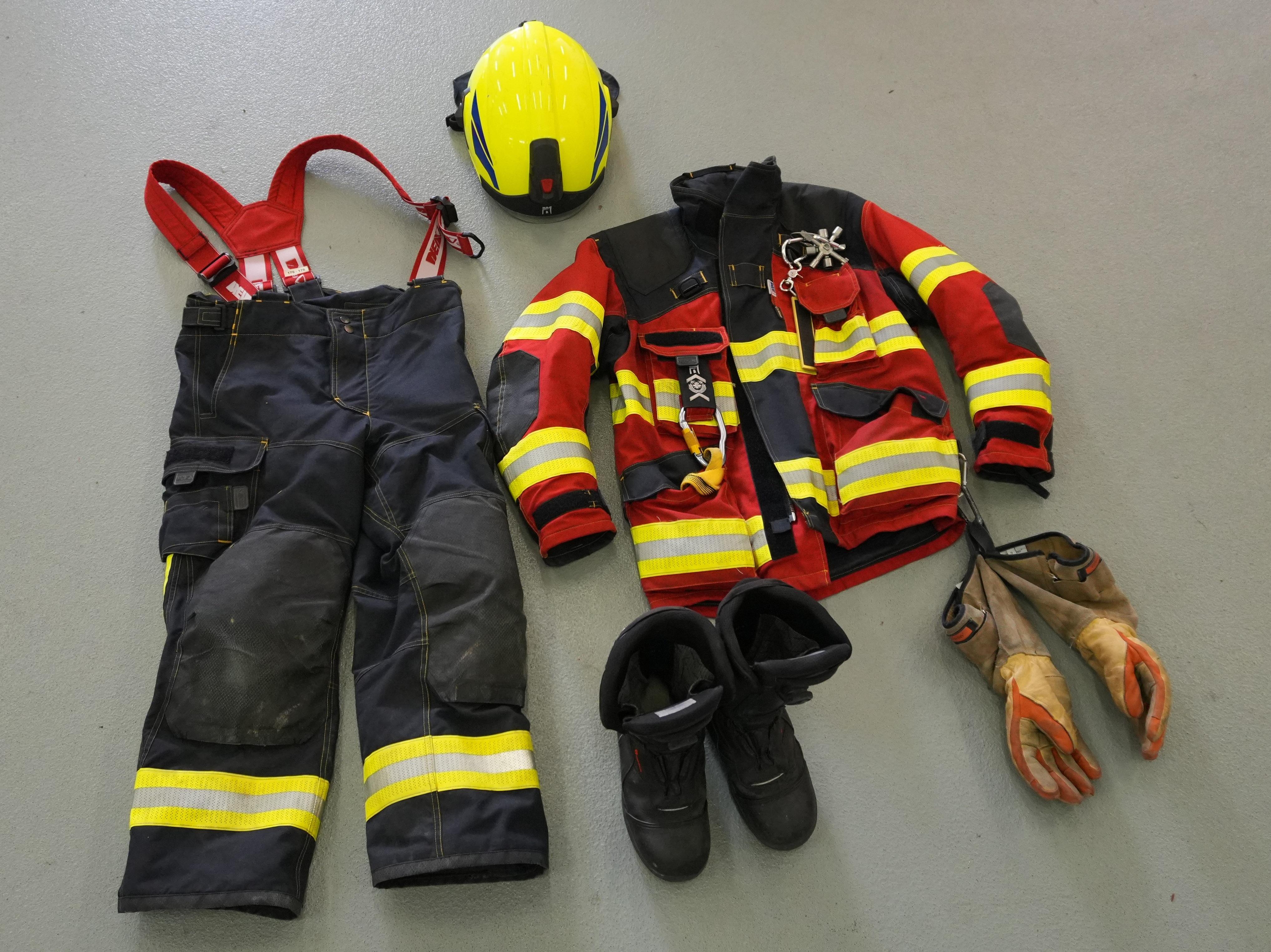Zur kompletten Brandschutzausrüstung gehören:
* Feuerwehrstiefel
* Brandschutzhose
* Brandschutzjacke
* Brandschutz-Handschuhe
* Helm