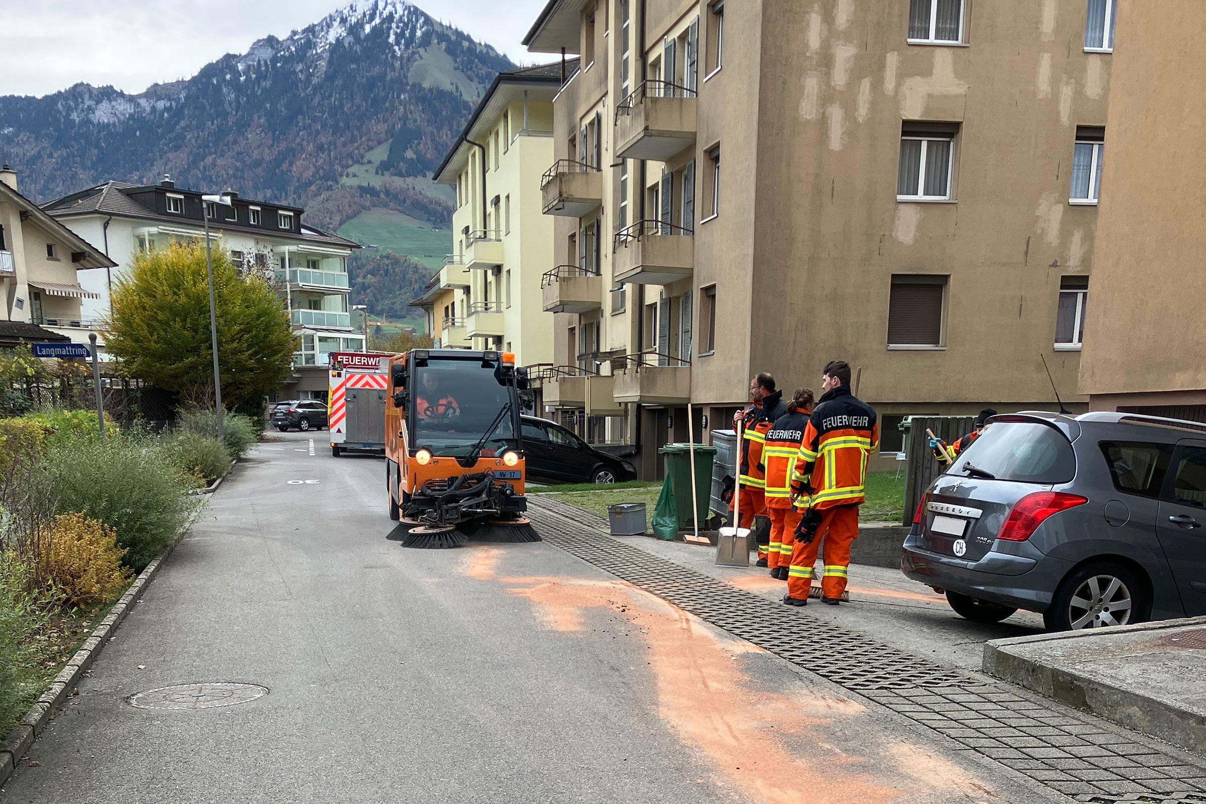 Das Ersteinsatzelement beseitigt auf dem Langmattring eine Ölspur.