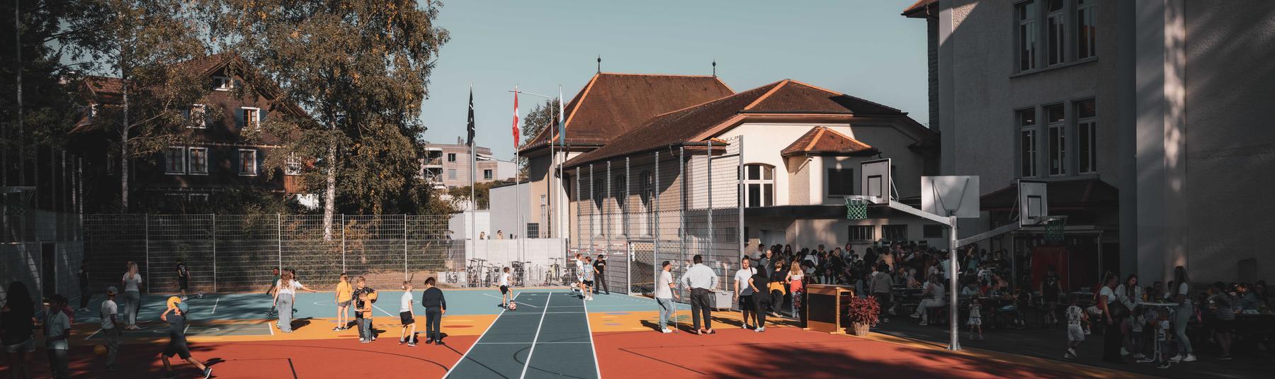 Viele Menschen bei der Schule Krauer feiern die frisch sanierte Anlage.