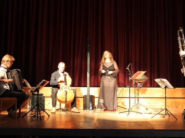 Kristina Fuchs präsentiert mit drei Musikerkollegen ihr Programm «Röseligarte – chansons sauvages»