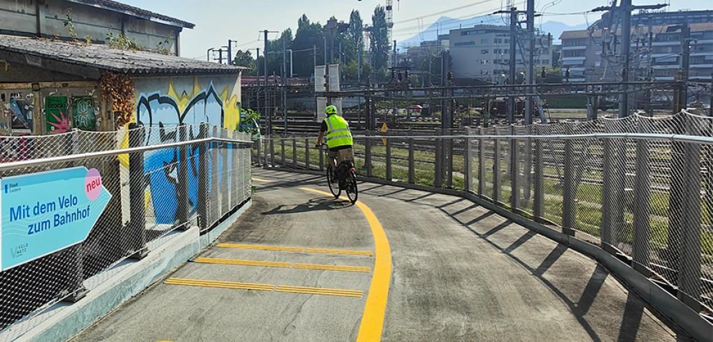 Einfahrt in Veloweg Gleis Null
