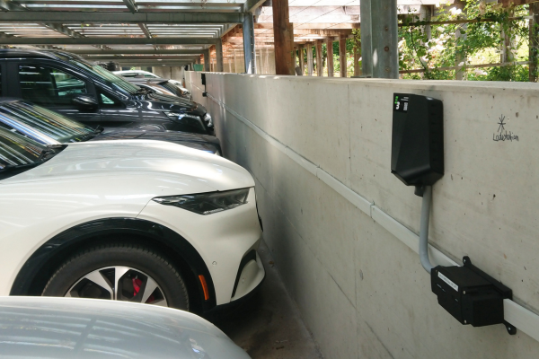 Carport mit Auto und E-Ladestation