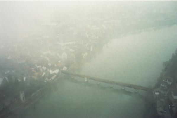 Die schöne Holzbrücke aus der Vogelperspektive.

