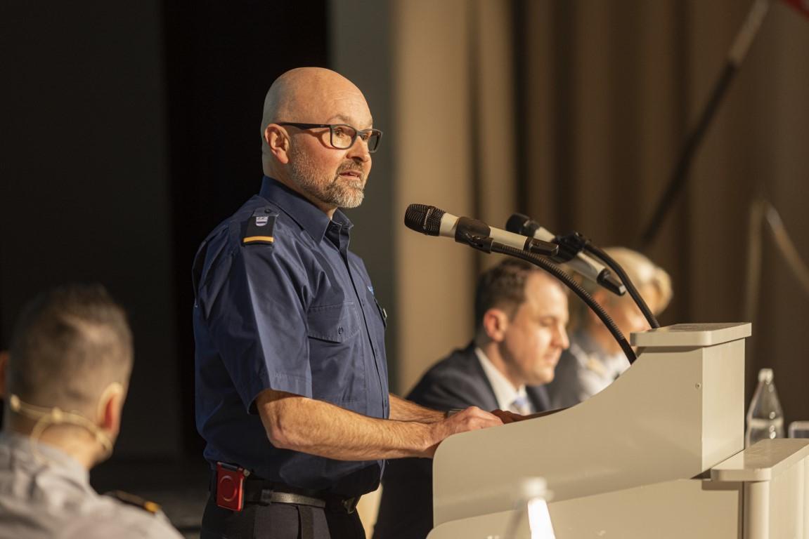 Kdt der Stützpunktfeuerwehr Zug, Daniel Jauch übergibt ein Geschenk...