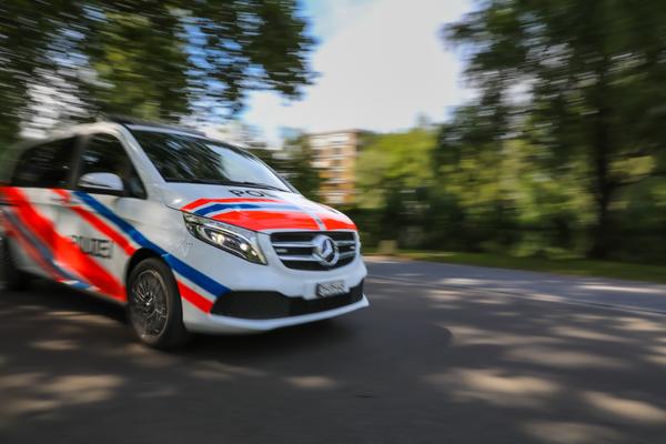 Streifenwagen fährt durch die Strasse