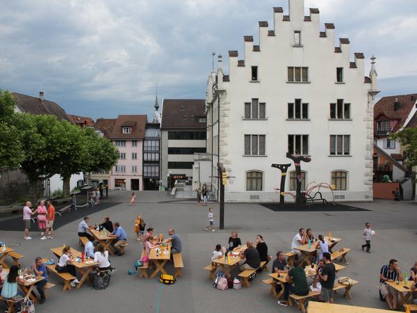 Schulhaus, auf dem Pausenplatz, Bänke und Tische