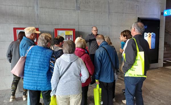 un groupe de personne suit un cours de mobilité à la gare de Bulle