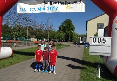 «Zäme bewege» - Das Motto zum diesjährigen «langenthal.bewegt» ist gut angekommen. Bereits am ersten Tag sind zahlreiche Gruppen zum gemeinsamen Minuten-Sammeln im Event-Zentrum «Kreuzfeld» angetreten. Selbstverständlich sind aber auch Einzelpersonen und individuelle Bewegungs-Aktionen jederzeit willkommen. Das Resultat der ersten 5 Stunden von «langenthal.bewegt» 2017 = 23'754 Bewegungsminuten. Zum Resultat vom Vorjahr fehlen somit noch rund 180'000 Minuten. Das schaffen wir!

Gruppen-Selfies finden Beachtung - Die Idee, von jeder Gruppe beim Antreten ein Foto zu schiessen und auf einen Grossbildschirm zu laden, kommt bei den Leuten gut an. Immer wieder werden die endlos abgespielten Bilder betrachtet und natürlich nehmen alle registrierten Gruppen am speziellen Wettbewerb teil.

Als erste unterwegs  Bereits am Vormittag ist die Klasse von Lehrer Hans Hofer zu einer ausgiebigen Bike-Tour gestartet. 24 Schüler/innen und ihr Lehrer waren zusammen viereinhalb Stunden unterwegs und haben so als Gruppe fast 7'000 Bewegungsminuten gesammelt. Bravo!

Aktive Stadtregierung  5 von 7 Gemeinderäten sind am späten Nachmittag auf den Fuss-Trail gegangen. Mit dabei Stadtpräsident, Vizestadtpräsident und  eigentlich fast von Amtes wegen  die Sportministerin. Während einer guten Stunde haben auch die Magistraten mit Bewegungsminuten zum Ergebnis beigetragen.

Die «wilden» Biker aus Aarwangen  Alle Jahre dabei sind auch die sportlichen Fahrer des Bike-Teams Muemetu. Mit ihren Hightech-Bikes und im einheitlichen Renndress waren sie bereits am ersten Tag nicht nur schnell, sondern auch lang unterwegs.

Qi Gong und Tai Chi Chuen  Völlig neue Bewegungsgefühle vermittelt Ralph Juchli mit seinen fernöstlichen Bewegungskünsten. Erfreulich viele Interessierte liessen sich von ihm in die Geheimnisse dieser hierzulande noch wenig bekannten Bewegungsformen einweihen. Aktiv mit dabei sogar die Berichterstatterin des «Tägus»; da sind wir gespannt auf die Live-Reportage.

Beliebte Angebote  Nach wie vor erleben die wiederum abwechslungsreich ausgeschilderten Trails für Läufer, Jogger, Walker und Wanderer einen guten Zuspruch. Immer mehr Leute sind aber auch per Bike unterwegs. Und auf dem «Kreuzfeld» selber wird natürlich  wie überall, wenn der Nachwuchs dabei ist  eifrig Fussball gespielt. Die Streetsoccer-Anlage ist jedenfalls permanent besetzt.

Die grössten Gruppen am ersten Tag waren die Boys vom Schülertraining der LVL mit über 30 Teilnehmenden, gleich zwei Junioren-Teams des FCL, die Radfahrergruppe der Pro Senectute und natürlich die eingangs erwähnte Schulklasse von Hans Hofer.