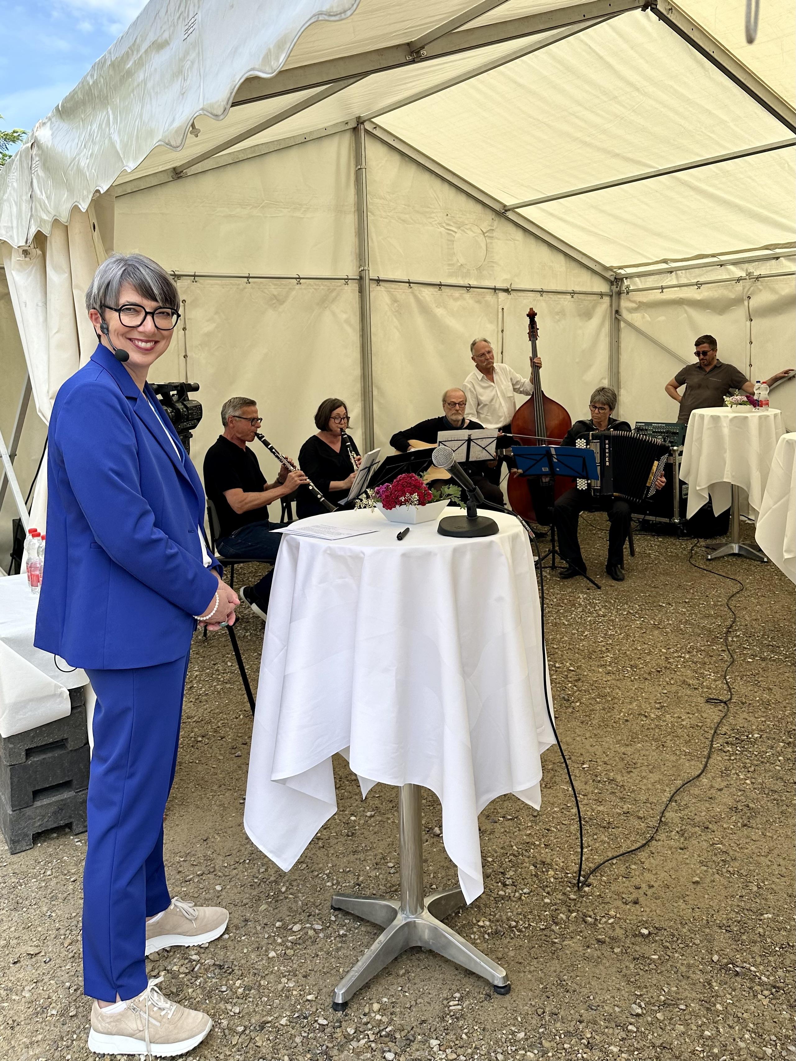 Lizia Gisler, Leiterin Soziale Dienste, begrüsst die Gäste.