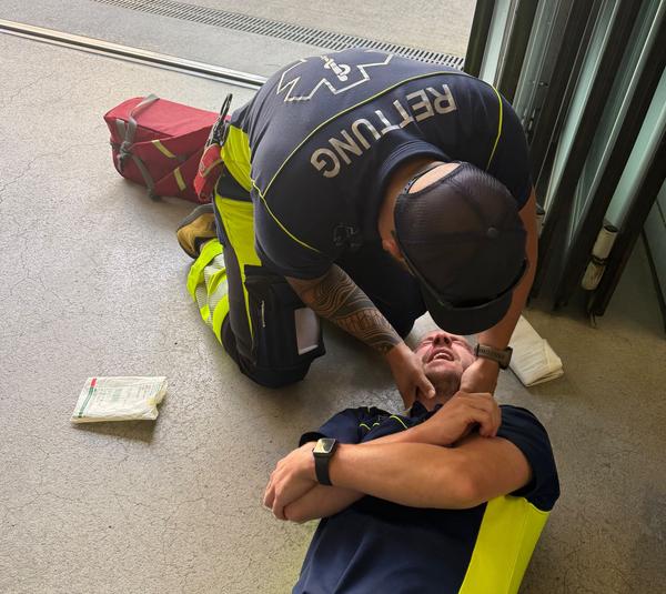 Ein Rettungssanitäter übt die richtige Behandlung eines Verletzten.