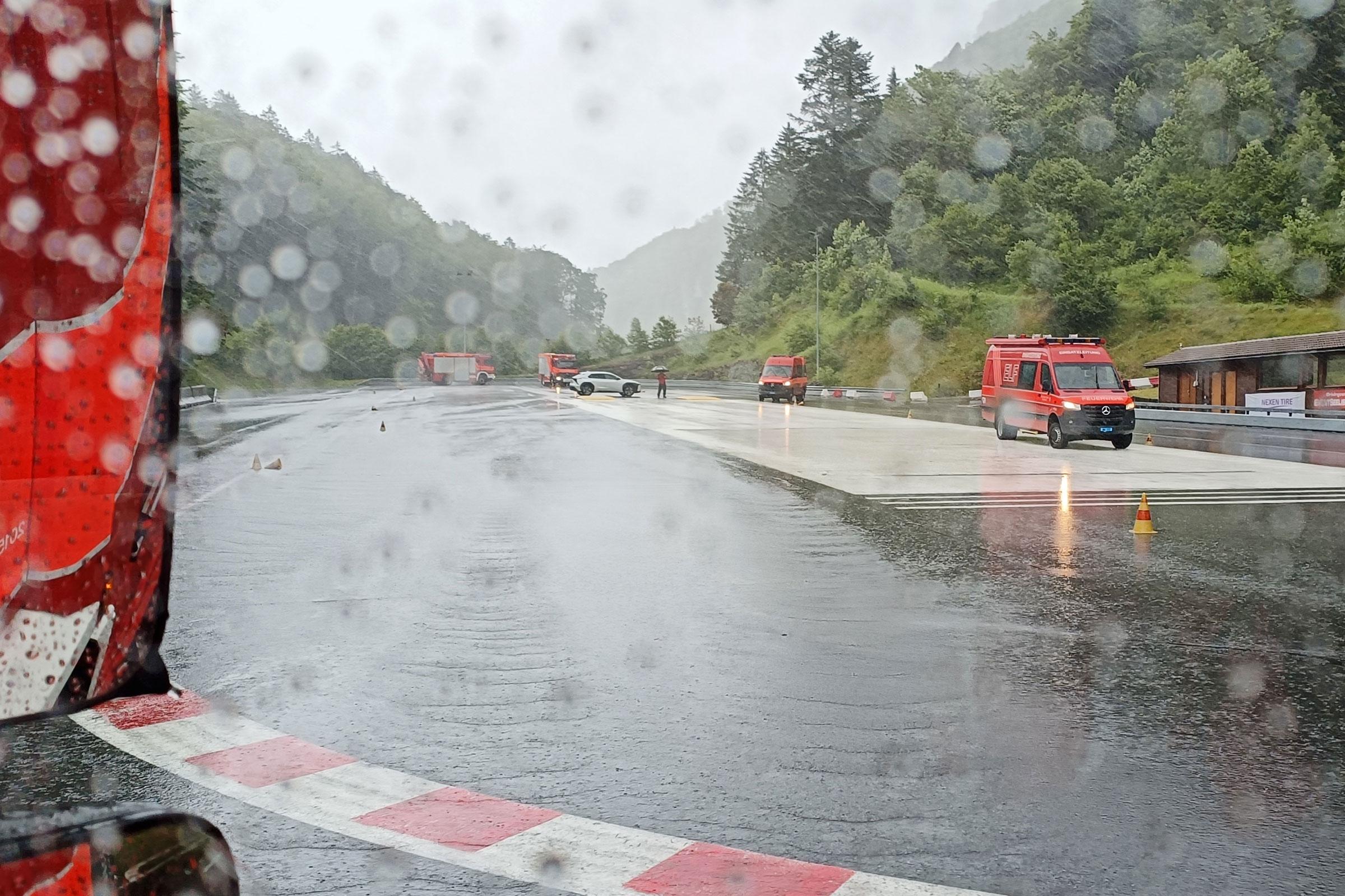 Die Fahrergruppen absolvieren im Drivingcenter Seelisberg ein Sicherheitstraining mit den Feuerwehrfahrzeugen.