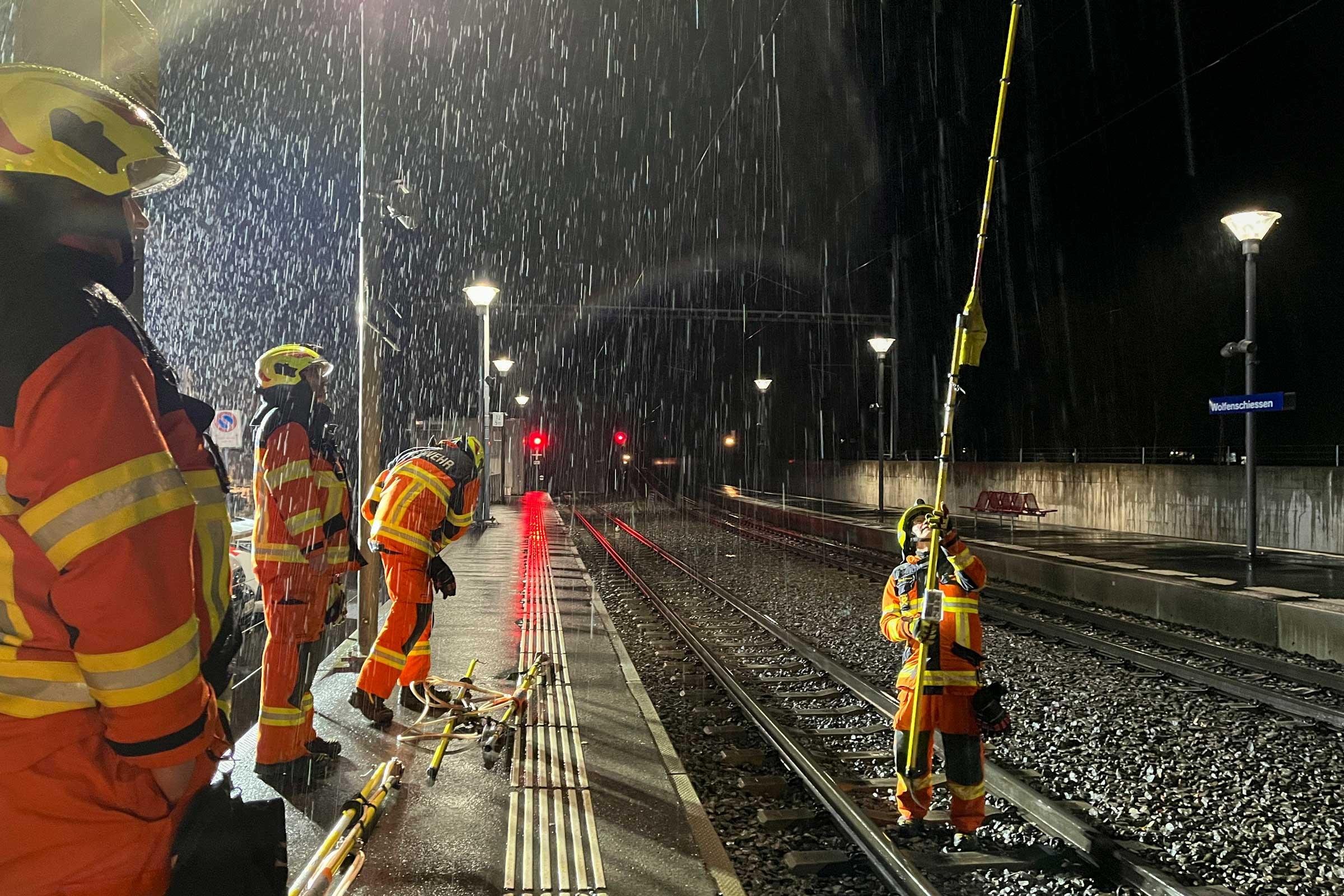 Die Fachgruppe Bahnerdung übt mit Unterstützung der Zentralbahn auf dem Bahnhof Wolfenschiessen.