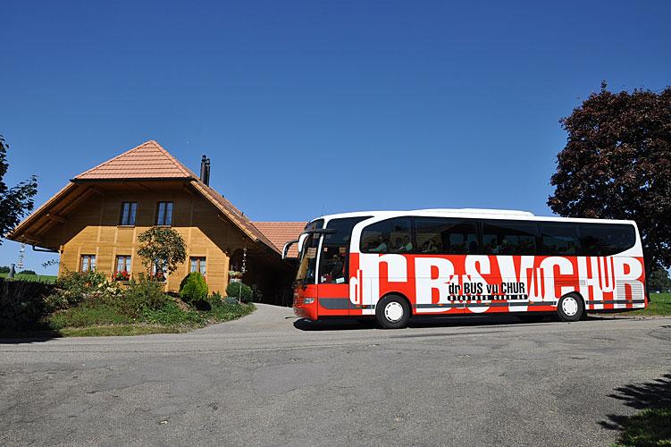 Ein nicht alltägliches Bild im Emmental: Dr Bus vu Khur mit den Churer Gemeinde- und Städträten bei der Abfahrt aus Affoltern.