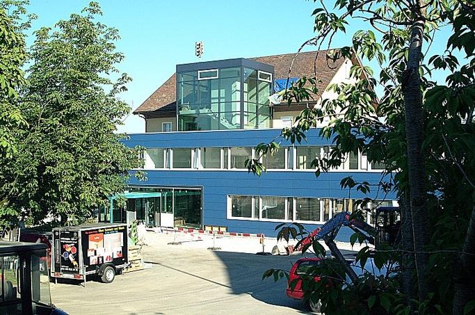 Der Erweiterungsbau am 29. Juli 2004. Ende August muss er bezugsbereit sein. Dann wird ihn die Gemeindeverwaltung beziehen und dort eng zusammenrücken, damit der Umbau des alten Gemeindehauses in Angriff genommen werden kann.