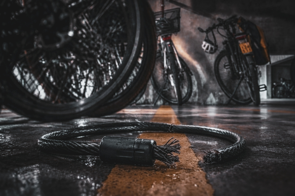 Fahrräder in Garage, geknacktes Fahrradschloss