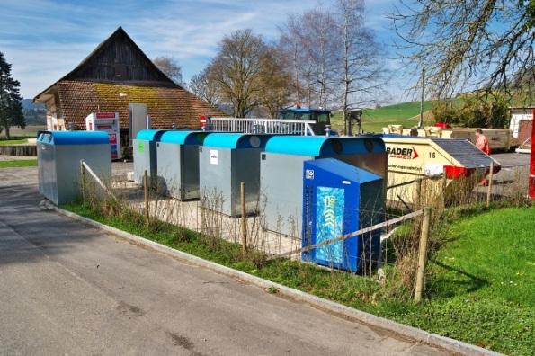 Recyplatz vis à vis Schulanlage