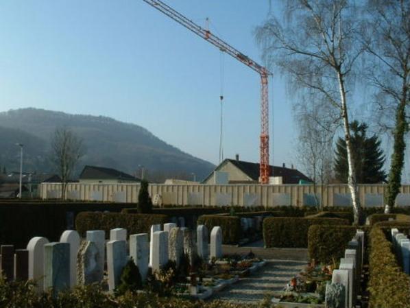 Eindrückliche Fassadenfront. Blick aus Richtung Schulstrasse.
