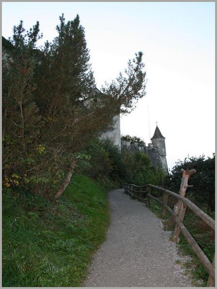Chemin autour du château