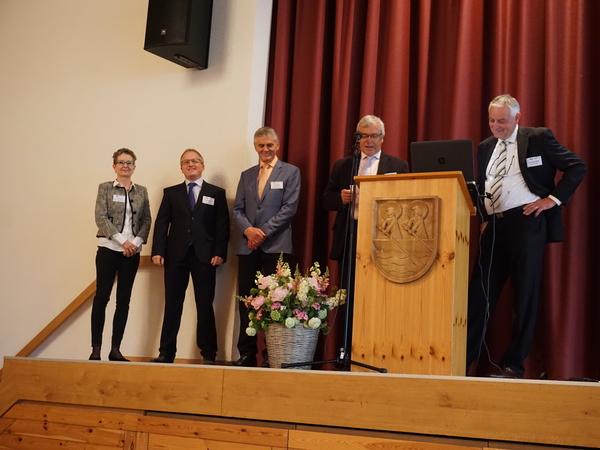 Der Gemeinderat mit Gemeindeschreiber-Stellvertreterin begrüssen die Anwesenden. 