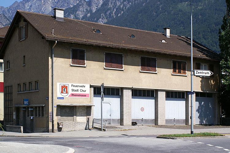 Das Depot Rheinstrasse befindet sich an der Kreuzung Rheinstrasse/Ringstrasse. 

Das Depot Rheinstrasse ist unser "Anhängerdepot". Mehr oder weniger alle Anhänger, die den Fahrzeugpark der Feuerwehr Chur sinnvoll ergänzen, sind im Depot Rheinstrasse untergebracht. Zusätzlich sind hier die Sandsackabfüllmaschine sowie Sandsäcke für Wassereinsätze eingelagert.
