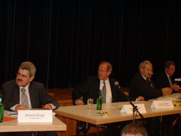 An der Podiumsdiskussion haben neben dem Bundespräsidenten, Landammann Roland Brogli, Regierungsrat Rainer Huber, der Aargauer Polizeikommandant Leon Borer, Jürgen Noth als Kommandant der Grenzwache Schweiz, Adelbert Durrer (Head Group Public Policy der UBS) und Thomas Dörflinger, Bundestagsabgeordneter der CDU, teilgenommen.