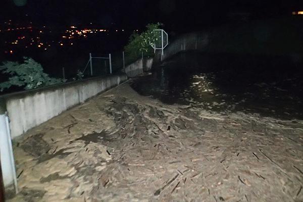 Ein heftiges Gewitter entlädt sich über Stans und führt zu zahlreichen überschwemmten Kellern und Tiefgaragen. Im Raum Kniri lösen sich Hangrutsche. Es gehen über 50 Schadenmeldungen wegen Wasser ein. Die gesamte Feuerwehr steht im Einsatz. Bis zu acht Schadenplätze werden gleichzeitig bearbeitet. Zusammen mit dem Chef des Gemeindeführungsstabs, dem Leiter des Werkdienstes und dem Brunnenmeister kontrolliert der Feuerwehrkommandant Bäche und Geschiebesammler (Bild).