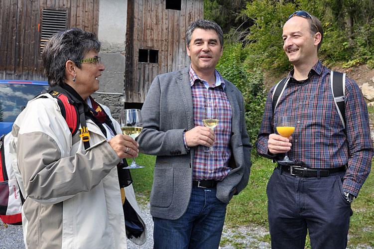 Der Triner Gemeindepräsident Stefan Cahenzli (m.) begrüsst beim Crestasee Gemeinderatspräsidentin Martha Widmer-Spreiter und Stadtpräsident Urs Marti. 