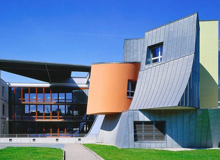 Das Center steht inmitten des Wohn- und Gewerbegebietes Freuler auf Muttenzer Boden.

