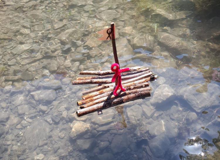 Nachdem jedes Kind im TTG ein selber geplantes Floss aus verschiedenen Materialien gebaut hat, war nun der spannende Moment gekommen: Welche Flösse schwimmen auf dem Wasser?