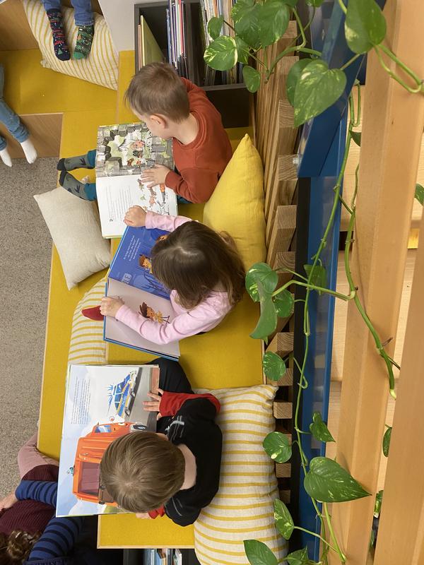 Die Kita besucht mit den betreuten Kindern die Bibliothek
