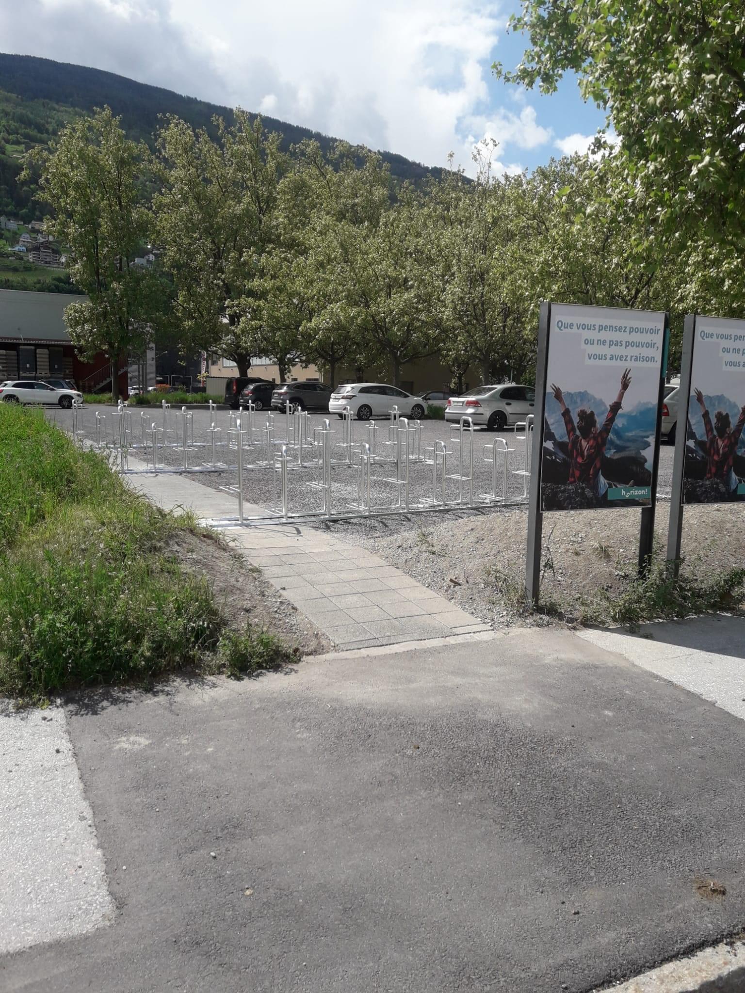 Stationnement vélo à la piscine découverte de la Blancherie (mai 2022)