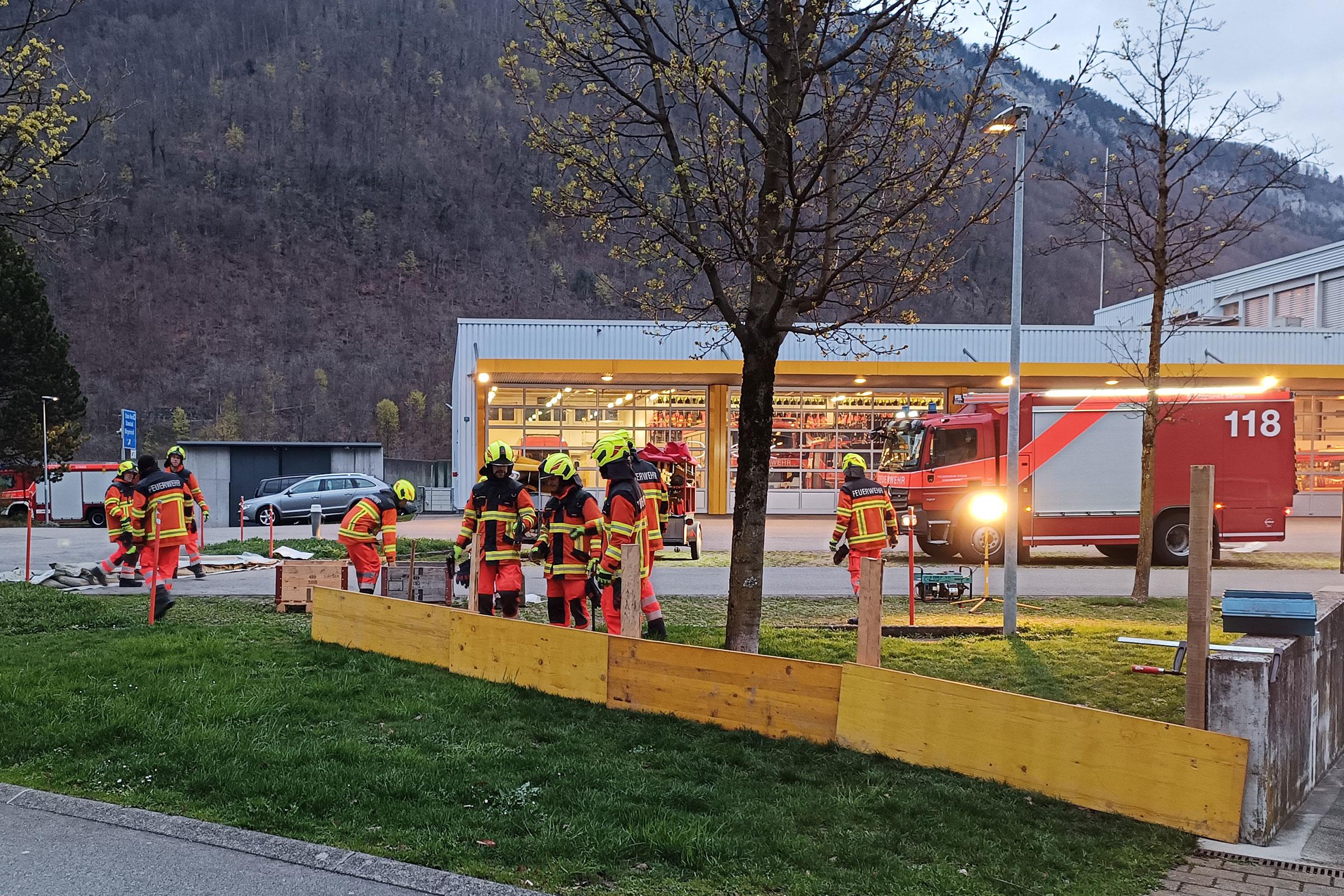 Die Gruppenführer üben das Erstellen von Hochwassersperren.