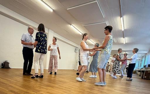 Menschen in einem Tanzstudio