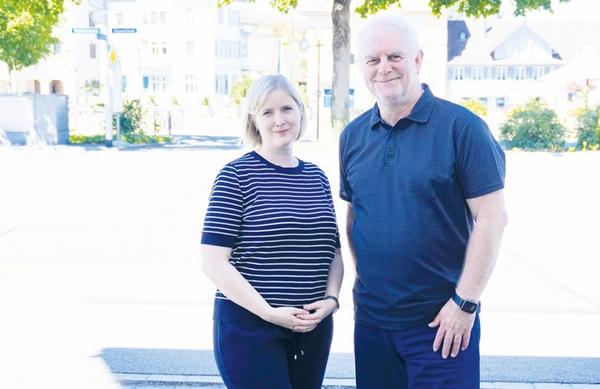 Gemeinsam für mehr Sichtbarkeit: Vorstandsmitglied der Amriswiler Fachgeschäfte, Angela Mettler-Baumer, und Unternehmer Peter Zweifel.