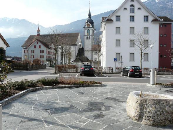 Blick vom Bahnhofplatz Arth zur katholischen Kirche