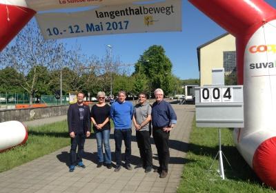 «Zäme bewege» - Das Motto zum diesjährigen «langenthal.bewegt» ist gut angekommen. Bereits am ersten Tag sind zahlreiche Gruppen zum gemeinsamen Minuten-Sammeln im Event-Zentrum «Kreuzfeld» angetreten. Selbstverständlich sind aber auch Einzelpersonen und individuelle Bewegungs-Aktionen jederzeit willkommen. Das Resultat der ersten 5 Stunden von «langenthal.bewegt» 2017 = 23'754 Bewegungsminuten. Zum Resultat vom Vorjahr fehlen somit noch rund 180'000 Minuten. Das schaffen wir!

Gruppen-Selfies finden Beachtung - Die Idee, von jeder Gruppe beim Antreten ein Foto zu schiessen und auf einen Grossbildschirm zu laden, kommt bei den Leuten gut an. Immer wieder werden die endlos abgespielten Bilder betrachtet und natürlich nehmen alle registrierten Gruppen am speziellen Wettbewerb teil.

Als erste unterwegs  Bereits am Vormittag ist die Klasse von Lehrer Hans Hofer zu einer ausgiebigen Bike-Tour gestartet. 24 Schüler/innen und ihr Lehrer waren zusammen viereinhalb Stunden unterwegs und haben so als Gruppe fast 7'000 Bewegungsminuten gesammelt. Bravo!

Aktive Stadtregierung  5 von 7 Gemeinderäten sind am späten Nachmittag auf den Fuss-Trail gegangen. Mit dabei Stadtpräsident, Vizestadtpräsident und  eigentlich fast von Amtes wegen  die Sportministerin. Während einer guten Stunde haben auch die Magistraten mit Bewegungsminuten zum Ergebnis beigetragen.

Die «wilden» Biker aus Aarwangen  Alle Jahre dabei sind auch die sportlichen Fahrer des Bike-Teams Muemetu. Mit ihren Hightech-Bikes und im einheitlichen Renndress waren sie bereits am ersten Tag nicht nur schnell, sondern auch lang unterwegs.

Qi Gong und Tai Chi Chuen  Völlig neue Bewegungsgefühle vermittelt Ralph Juchli mit seinen fernöstlichen Bewegungskünsten. Erfreulich viele Interessierte liessen sich von ihm in die Geheimnisse dieser hierzulande noch wenig bekannten Bewegungsformen einweihen. Aktiv mit dabei sogar die Berichterstatterin des «Tägus»; da sind wir gespannt auf die Live-Reportage.

Beliebte Angebote  Nach wie vor erleben die wiederum abwechslungsreich ausgeschilderten Trails für Läufer, Jogger, Walker und Wanderer einen guten Zuspruch. Immer mehr Leute sind aber auch per Bike unterwegs. Und auf dem «Kreuzfeld» selber wird natürlich  wie überall, wenn der Nachwuchs dabei ist  eifrig Fussball gespielt. Die Streetsoccer-Anlage ist jedenfalls permanent besetzt.

Die grössten Gruppen am ersten Tag waren die Boys vom Schülertraining der LVL mit über 30 Teilnehmenden, gleich zwei Junioren-Teams des FCL, die Radfahrergruppe der Pro Senectute und natürlich die eingangs erwähnte Schulklasse von Hans Hofer.