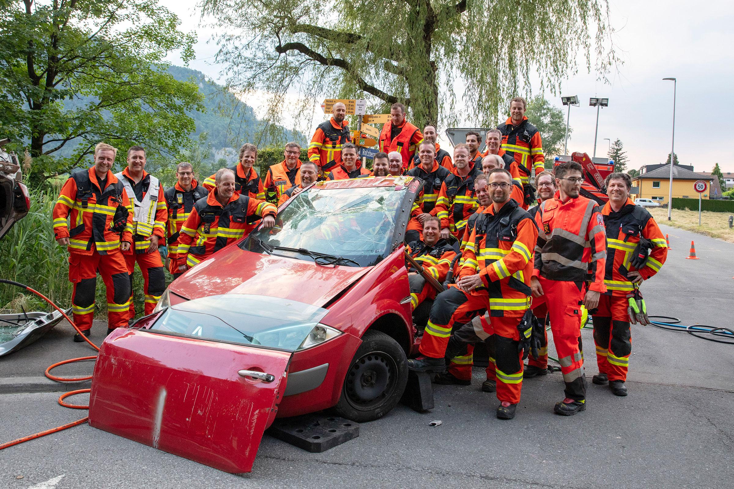 Anlässlich einer Strassenrettungsübung an der Rotzlochstrasse entsteht ein Gruppenbild.