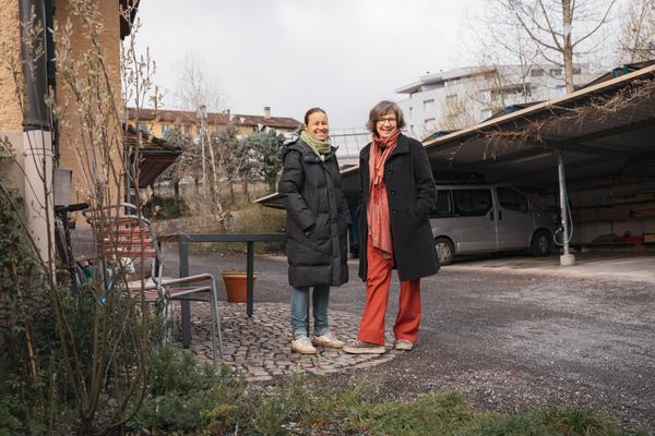 Zwei Frauen auf einem Kiesplatz