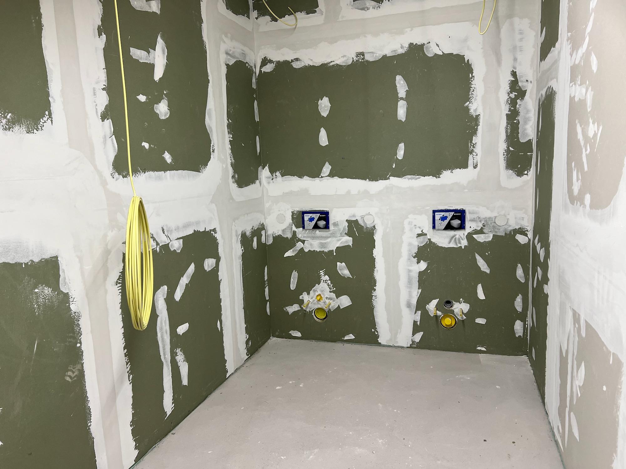 Toiletten bei den Schulräumen, 8. 2. 23