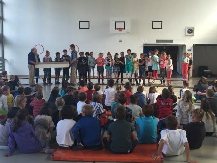 Lehrpersonen und die 1. Klasse eröffnen das Schuljahr