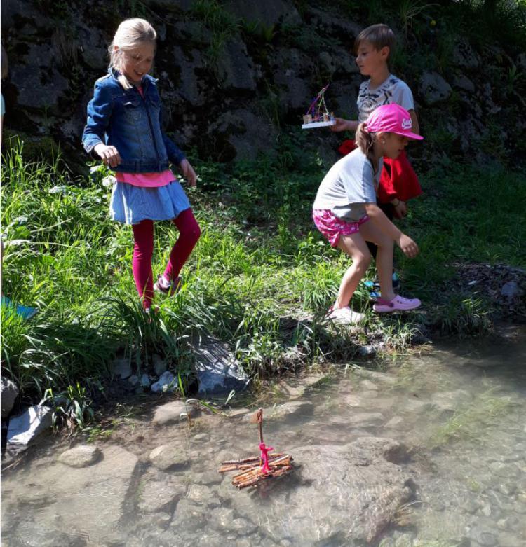 ALLE Flösse schwimmen auf dem Wasser! 