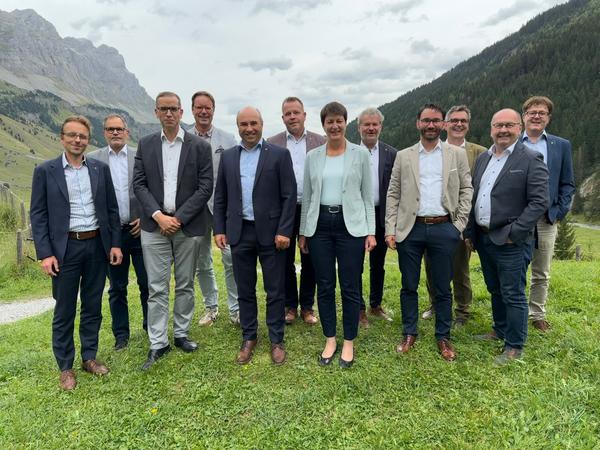 Gruppenbild der beiden Regierungen an der «Vrenenchilbi». Die beiden Delegationen standen unter der Leitung der Landammänner Markus Heer (GL, 3. von links) und Daniel Furrer (UR, 5. von links).