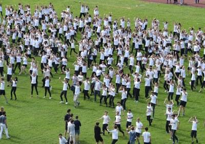 Der "Flash-Mob" vom Freitagmittag - ein eindrücklicher Tanz von spontan zusammen gekommenen Gleichgesinnten - hat gehalten was er versprochen hat. Ein super Spektakel von über 800 Schülerinnen und Schülern aus über 50 Schulklassen, kreiert und geleitet von Christa Rytz vom Dance Center Langenthal und vorgetragen auf dem Kreuzfeld-Rasen vor geschätzten gut 1000 Zuschauern. Super, wie sich alle ins Zeug legten und mit eindrücklichen Formationen herrliche Bilder darstellten. Lang andauernder Applaus des Publikums belohnte Schüler und Lehrkräfte für die geleistete Vorbereitungszeit in den Klassen - und obendrein ergaben die beiden Proben vom Donnerstag und Freitag sowie die Vorführung selber rund 45'000 Bewegungsminuten für "Langenthal bewegt". So kam man bis Freitagmittag auf insgesamt etwas mehr als 170'000 Bewegungsminuten, mit leichtem Vorsprung für die männlichen Teilnehmer.
Und nun liessen sich die Langenthalerinnen und Langenthaler nicht lumpen: zuerst lieferten die Berufs- und Mittelschulen vom "Hard" ihre an drei Tagen gesammelten Bewegungsminuten ab, und dann machten sich am Freitagnachmittag nochmals zahlreiche Schulklassen, Gruppen, Familien und Einzelpersonen auf die verschiedenen Strecken, während auf dem Kreuzfeld die jüngsten Fussballer des FCL in ihrem traditionellen Turnier eifrig Minuten sammelten - und siehe da: mit den letzten Rückkehrern wurde das ehrgeizige interne Ziel von 200'000 Minuten mit insgesamt 202'295 registrierten Bewegungsminuten übertroffen. Im "Duell der Geschlechter" haben die männlichen Teilnehmer ihre Führung vom Mittwoch und Donnerstag nicht mehr abgegeben: 106'529 zu 95'766 lautet das Endergebnis.
