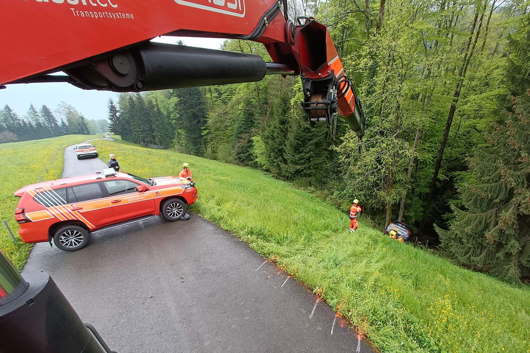 In Hergiswil muss ein Auto nach einem Unfall geborgen werden.