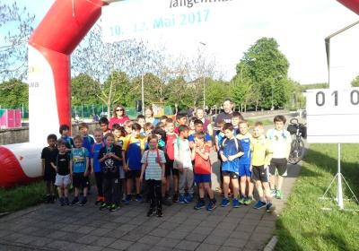 «Zäme bewege» - Das Motto zum diesjährigen «langenthal.bewegt» ist gut angekommen. Bereits am ersten Tag sind zahlreiche Gruppen zum gemeinsamen Minuten-Sammeln im Event-Zentrum «Kreuzfeld» angetreten. Selbstverständlich sind aber auch Einzelpersonen und individuelle Bewegungs-Aktionen jederzeit willkommen. Das Resultat der ersten 5 Stunden von «langenthal.bewegt» 2017 = 23'754 Bewegungsminuten. Zum Resultat vom Vorjahr fehlen somit noch rund 180'000 Minuten. Das schaffen wir!

Gruppen-Selfies finden Beachtung - Die Idee, von jeder Gruppe beim Antreten ein Foto zu schiessen und auf einen Grossbildschirm zu laden, kommt bei den Leuten gut an. Immer wieder werden die endlos abgespielten Bilder betrachtet und natürlich nehmen alle registrierten Gruppen am speziellen Wettbewerb teil.

Als erste unterwegs  Bereits am Vormittag ist die Klasse von Lehrer Hans Hofer zu einer ausgiebigen Bike-Tour gestartet. 24 Schüler/innen und ihr Lehrer waren zusammen viereinhalb Stunden unterwegs und haben so als Gruppe fast 7'000 Bewegungsminuten gesammelt. Bravo!

Aktive Stadtregierung  5 von 7 Gemeinderäten sind am späten Nachmittag auf den Fuss-Trail gegangen. Mit dabei Stadtpräsident, Vizestadtpräsident und  eigentlich fast von Amtes wegen  die Sportministerin. Während einer guten Stunde haben auch die Magistraten mit Bewegungsminuten zum Ergebnis beigetragen.

Die «wilden» Biker aus Aarwangen  Alle Jahre dabei sind auch die sportlichen Fahrer des Bike-Teams Muemetu. Mit ihren Hightech-Bikes und im einheitlichen Renndress waren sie bereits am ersten Tag nicht nur schnell, sondern auch lang unterwegs.

Qi Gong und Tai Chi Chuen  Völlig neue Bewegungsgefühle vermittelt Ralph Juchli mit seinen fernöstlichen Bewegungskünsten. Erfreulich viele Interessierte liessen sich von ihm in die Geheimnisse dieser hierzulande noch wenig bekannten Bewegungsformen einweihen. Aktiv mit dabei sogar die Berichterstatterin des «Tägus»; da sind wir gespannt auf die Live-Reportage.

Beliebte Angebote  Nach wie vor erleben die wiederum abwechslungsreich ausgeschilderten Trails für Läufer, Jogger, Walker und Wanderer einen guten Zuspruch. Immer mehr Leute sind aber auch per Bike unterwegs. Und auf dem «Kreuzfeld» selber wird natürlich  wie überall, wenn der Nachwuchs dabei ist  eifrig Fussball gespielt. Die Streetsoccer-Anlage ist jedenfalls permanent besetzt.

Die grössten Gruppen am ersten Tag waren die Boys vom Schülertraining der LVL mit über 30 Teilnehmenden, gleich zwei Junioren-Teams des FCL, die Radfahrergruppe der Pro Senectute und natürlich die eingangs erwähnte Schulklasse von Hans Hofer.