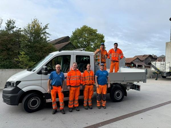 Werkhof-Fahrzeug und Werkteam