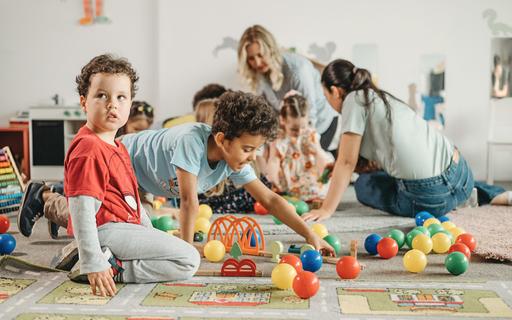 Kinder mit erwachsenen am Spielen.